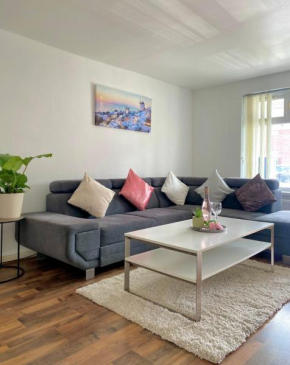 Close to City Centre 2 bed Spacious Free Parking with BBQ